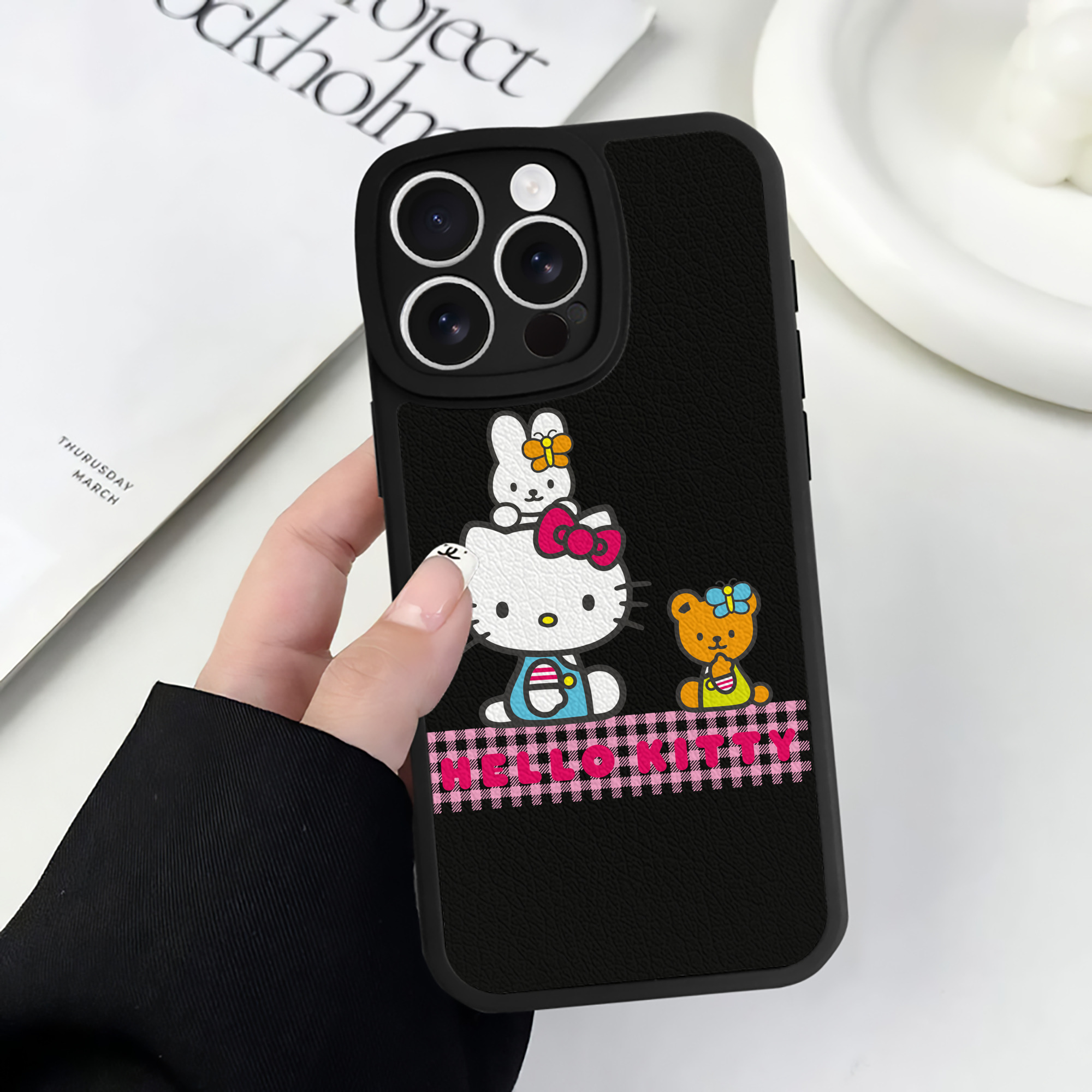 （画像用） Hello Kitty ハローキティ 【iPhone 16シリーズ対応】シリコンスマホケース（レザー調） 材質：シリコン